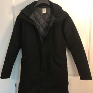 100% polyester. Insulation goose down 80% minimum down 20% other fiber.